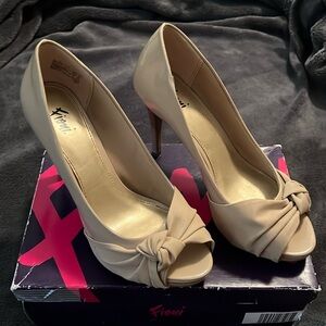 Fioni Pumps